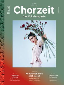 Chorzeit Nr. 102 (März 2023) Eine Person in hellem Kleid hält einen Strauß roter Blumen vor blauem Hintergrund. Die Themen sind Komponistinnen, Lebensläufe und Kneipenchor-Kultur.
