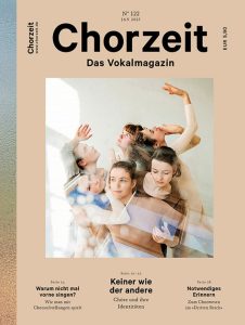 Chorzeit Nr. 122 (Januar 2025) Mehrere Menschen liegen und sitzen übereinander und strecken die Arme in verschiedene Richtungen, als Symbol für Identität und Vielfalt im Chor.
