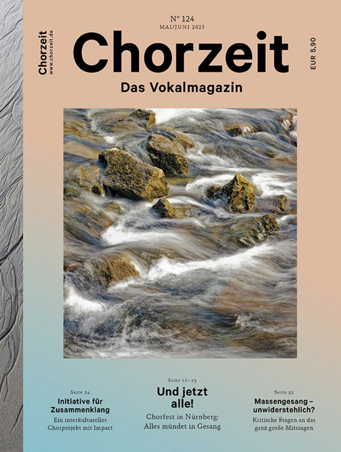 Chorzeit Nr. 124 (Mai/Juni 2025) Ein Bach fließt über Steine, das Wasser ist in Bewegung. Die Ausgabe widmet sich Chorfesten, Zusammenklang und Massensingen.