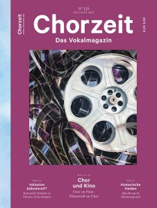 Chorzeit Nr. 125 (Juli/August 2025) Eine große Filmrolle liegt auf einem Haufen ausgerollter Filmstreifen. Die Themen sind Chor und Kino, Inklusion im Theater und musikalische Helden.