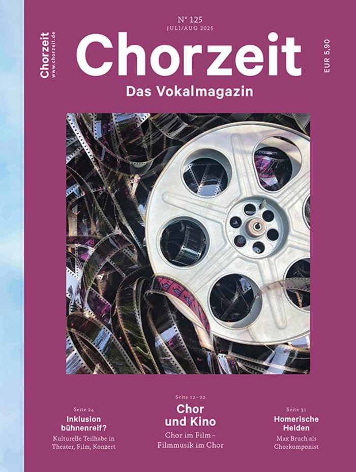 Chorzeit Nr. 125 (Juli/August 2025) Eine große Filmrolle liegt auf einem Haufen ausgerollter Filmstreifen. Die Themen sind Chor und Kino, Inklusion im Theater und musikalische Helden.