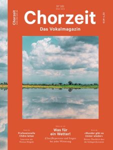 Chorzeit Nr. 101 (Februar 2023) Eine Landschaft mit Wolkenhimmel spiegelt sich im Wasser, im Vordergrund Wiesen und Bäume. Die Ausgabe widmet sich Wetter, Repertoire und Schlagerschätzen.