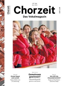 Chorzeit Nr. 104 (Mai 2023) Mehrere junge Menschen in roten Oberteilen singen und gestikulieren gemeinsam in einem hellen Raum. Themen sind Chorwettbewerbe, Geburtstage und Alexandertechnik.
