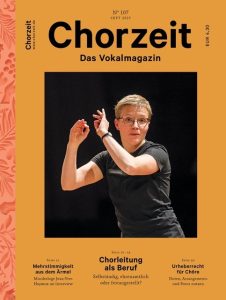 Chorzeit Nr. 107 (September 2023) Eine Person dirigiert mit ausdrucksvollen Gesten auf einer Bühne vor schwarzem Hintergrund. Die Ausgabe behandelt Chorleitung als Beruf, Mehrstimmigkeit und Urheberrecht für Chöre.