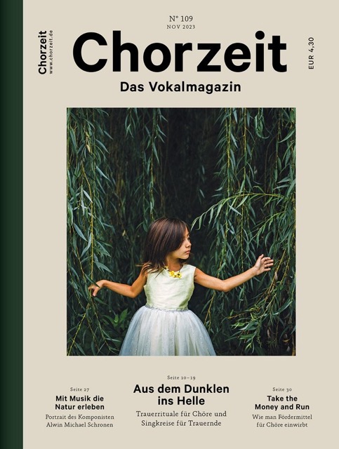 Chorzeit Nr. 109 (November 2023) Ein Kind in weißem Kleid steht vor hängenden grünen Weidenzweigen und breitet die Arme aus. Die Ausgabe behandelt Trauerrituale, Naturmusik und Fördermittel für Chöre.