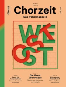 Chorzeit Nr. 112 (Februar 2024) Große, bunte Buchstaben formen „WEST OST“ vor einer Backsteinmauer. Themen sind das Überwinden der Mauer, Komponistinnen und Projektchöre.