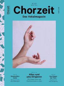 Chorzeit Nr. 113 (März 2024) Zwei Hände sind in einer ausdrucksvollen Geste vor hellem Hintergrund zu sehen. Die Ausgabe widmet sich dem Dirigieren, Shantychören und Tiergesang.