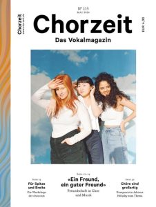 Chorzeit Nr. 115 (Mai 2024) Drei junge Frauen stehen vor einem wolkigen Himmel und umarmen sich freundschaftlich. Die Ausgabe behandelt Freundschaft in Chor und Musik, Workshops und Komponistinnen.