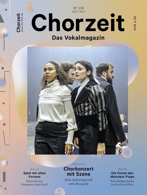 Chorzeit Nr. 118 (September 2024) Vier Menschen stehen nebeneinander auf einer Bühne in auffälliger Kleidung, die Szene wirkt wie ein szenisches Chorkonzert. Themen sind Chorkonzerte mit Szene und neue Bilderbücher.