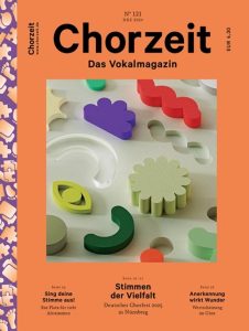 Chorzeit Nr. 121 (Dezember 2024) Bunte geometrische Formen liegen auf hellem Hintergrund und erinnern an Bauklötze. Die Ausgabe thematisiert Stimmenvielfalt und Wertschätzung im Chor.