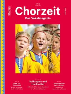 Chorzeit Nr. 63 (September 2019) Cover mit rotem Hintergrund: Mehrere Kinder in traditioneller, gelber Tracht stehen nebeneinander, vermutlich bei einem Chorauftritt. Themen sind Volkskultur, Chormusik in Leipzig und Selbstbewusstsein durch Singen.