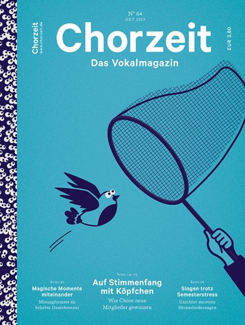 Chorzeit Nr. 64 (Oktober 2019) Cover mit hellblauem Hintergrund: Eine stilisierte Illustration zeigt einen Vogel, der vor einem großen Fangnetz davonfliegt. Die Themen auf dem Cover drehen sich um Mitgliedergewinnung, magische Momente im Chor und Singen trotz Stress.