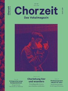 Chorzeit Nr. 67 (Januar 2020) Cover mit grünem Hintergrund: Ein junger Mensch steht auf einer Bühne und dirigiert oder singt, die Szene ist in dunklen Farben gehalten. Die Themen sind Chorleitung, junge Komponistinnen und musikalische Förderprogramme.