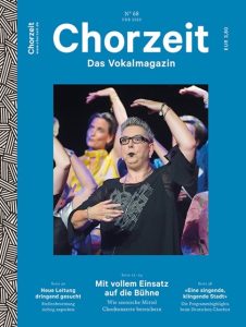 Chorzeit Nr. 68 (Februar 2020) Cover mit blauem Hintergrund: Eine Person steht mit erhobenen Armen auf einer Bühne, umgeben von weiteren Sängerinnen und Sängern. Die Ausgabe behandelt Bühnenpräsenz, Chorleitung und innovative Konzertformate.