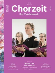 Chorzeit Nr. 70 (April 2020) Cover mit lila Hintergrund: Drei junge Frauen halten Notenblätter und singen, im Hintergrund sind weitere Chormitglieder zu sehen. Die Ausgabe widmet sich Kinder- und Jugendchören, Umverteilung und Kulturpolitik.