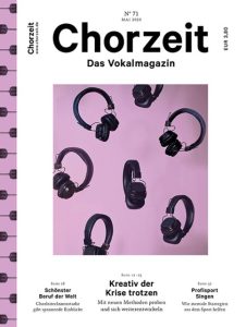 Chorzeit Nr. 71 (Mai 2020) Cover mit weißem Hintergrund: Mehrere schwarze Kopfhörer schweben vor einem rosa Hintergrund. Die Themen sind Kreativität in der Krise, Chorleiterberuf und Profisport im Vergleich zum Singen.