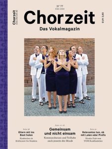 Chorzeit Nr. 77 (Dezember 2020) Eine Gruppe von Menschen in eleganter Kleidung steht vor einer Backsteinwand und verschränkt die Arme. Die Ausgabe behandelt Kommunikation und Teilhabe im Chor.