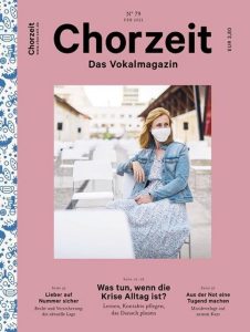 Chorzeit Nr. 79 (Februar 2021) Eine Frau im Sommerkleid und Jeansjacke sitzt zwischen leeren weißen Stühlen auf einem Außenhof. Die Ausgabe fragt, wie man mit dem Alltag in der Krise umgeht.
