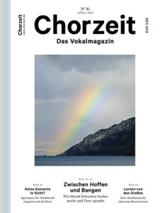 Chorzeit Nr. 81 (April 2021) Ein Regenbogen spannt sich über eine Landschaft mit Bergen und Wasser unter bewölktem Himmel. Die Ausgabe widmet sich Hoffnung und Trost durch Musik in Krisenzeiten.