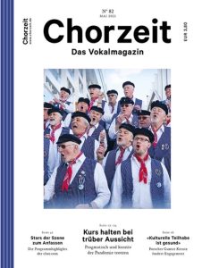 Chorzeit Nr. 82 (Mai 2021) Eine Gruppe von Sängerinnen und Sängern in traditionellen Chorkostümen steht im Freien vor moderner Architektur. Das Heft behandelt Themen wie Zusammenhalt und Kreativität in der Pandemie.