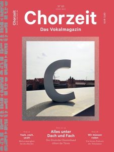 Chorzeit Nr. 83 (Juni 2021) Ein großes, graues „C“ steht auf einem Dach vor einem wolkigen Himmel. Die Ausgabe widmet sich dem Deutschen Chorverband, Mehrstimmigkeit und Podcasts.