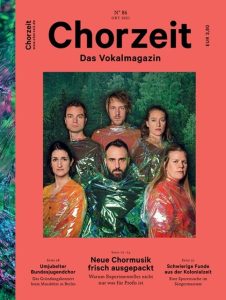 Chorzeit Nr. 86 (Oktober 2021) Mehrere Menschen stehen in einem Wald und sind in bunte, transparente Folie gehüllt. Die Themen sind experimentelle Chormusik, Bundesjugendchor und Kolonialzeit.