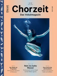Chorzeit Nr. 87 (November 2021) Eine Person taucht unter Wasser, umgeben von blauen Lichtreflexen und Luftblasen. Die Ausgabe behandelt Bühnenpräsenz, jüdische Chormusik und Namensfindung.