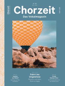 Chorzeit Nr. 89 (Januar 2022) Ein gelb-weißer Heißluftballon schwebt über einer Felsenlandschaft. Die Ausgabe widmet sich dem Mut, Neues zu wagen, Impffragen und Chorfindung.