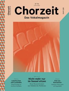 Chorzeit Nr. 94 (Juni 2022) Eine grafisch verfremdete Reihe von Theatersesseln in warmen Orangetönen. Die Ausgabe widmet sich neuen Konzertformaten, Sängerausflügen und Konventionen.