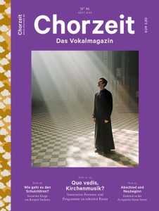 Chorzeit Nr. 96 (September 2022) Eine Person steht in einem von Sonnenstrahlen durchfluteten Kirchenraum mit gemustertem Boden. Die Ausgabe behandelt Kirchenmusik, Schulchöre und die A-cappella-Szene.