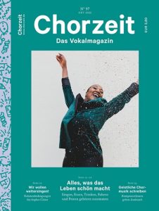 Chorzeit Nr. 97 (Oktober 2022) Eine Person in dunkler Kleidung wirft die Arme in die Luft, umgeben von buntem Konfetti. Die Themen sind Lebensfreude, Weiterentwicklung und geistliche Chormusik.