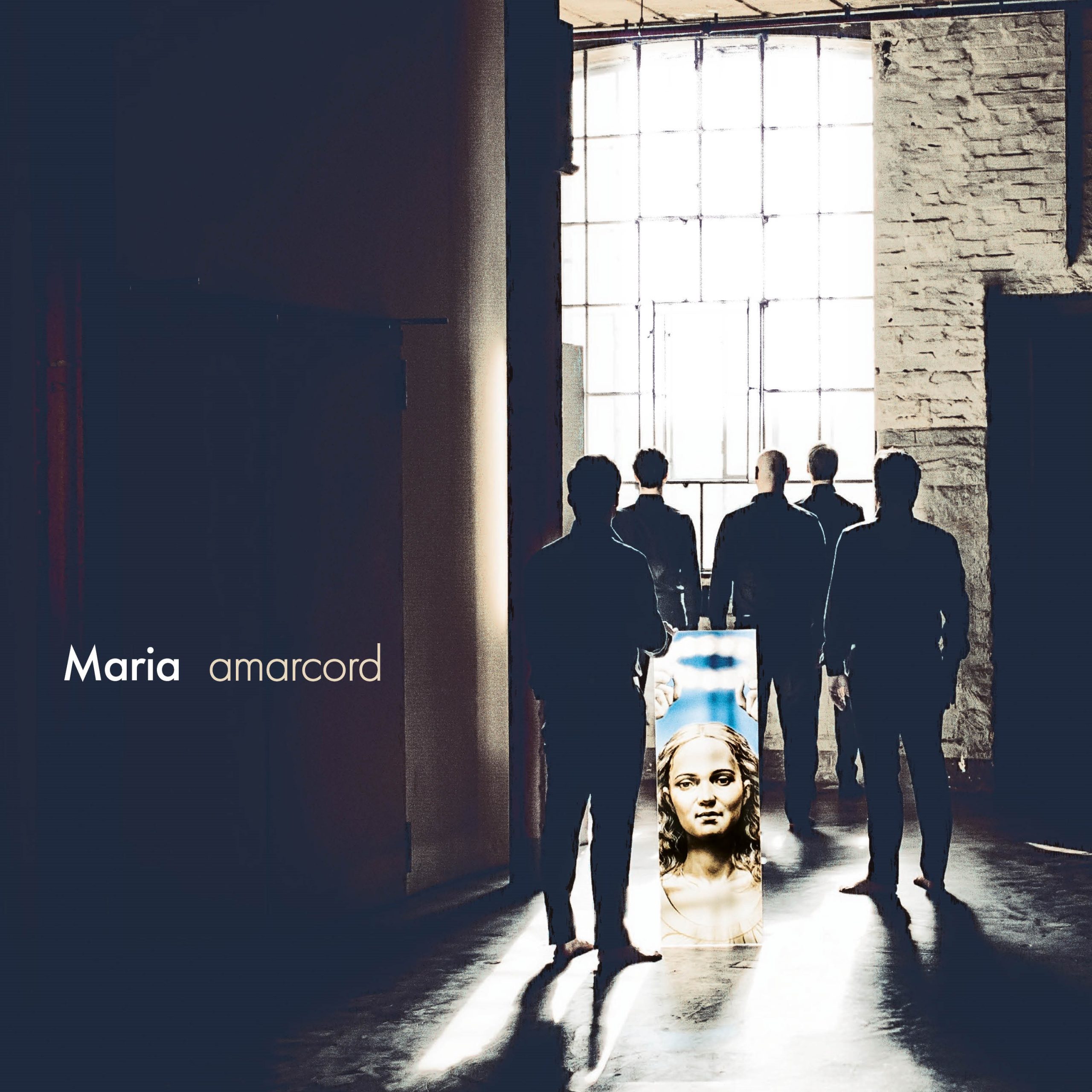 Fünf Männer stehen in einem lichtdurchfluteten Raum vor einem großen Fenster und blicken nach draußen. Der Boden spiegelt das Sonnenlicht. Links im Bild steht der Schriftzug „Maria amarcord“. Die Szene wirkt ruhig und stilvoll, passend zu einem CD-Cover.