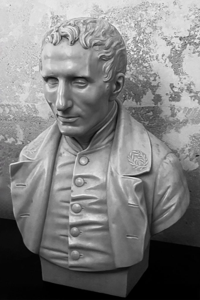 eine Nachbildung vom Gesicht und Oberkörper Louis Brailles aus Marmor