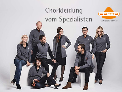 ordentlich gekleidete Menschen in grau-schwarzer Kleidung, sitzend und stehend vor einem weißen Hintergrund