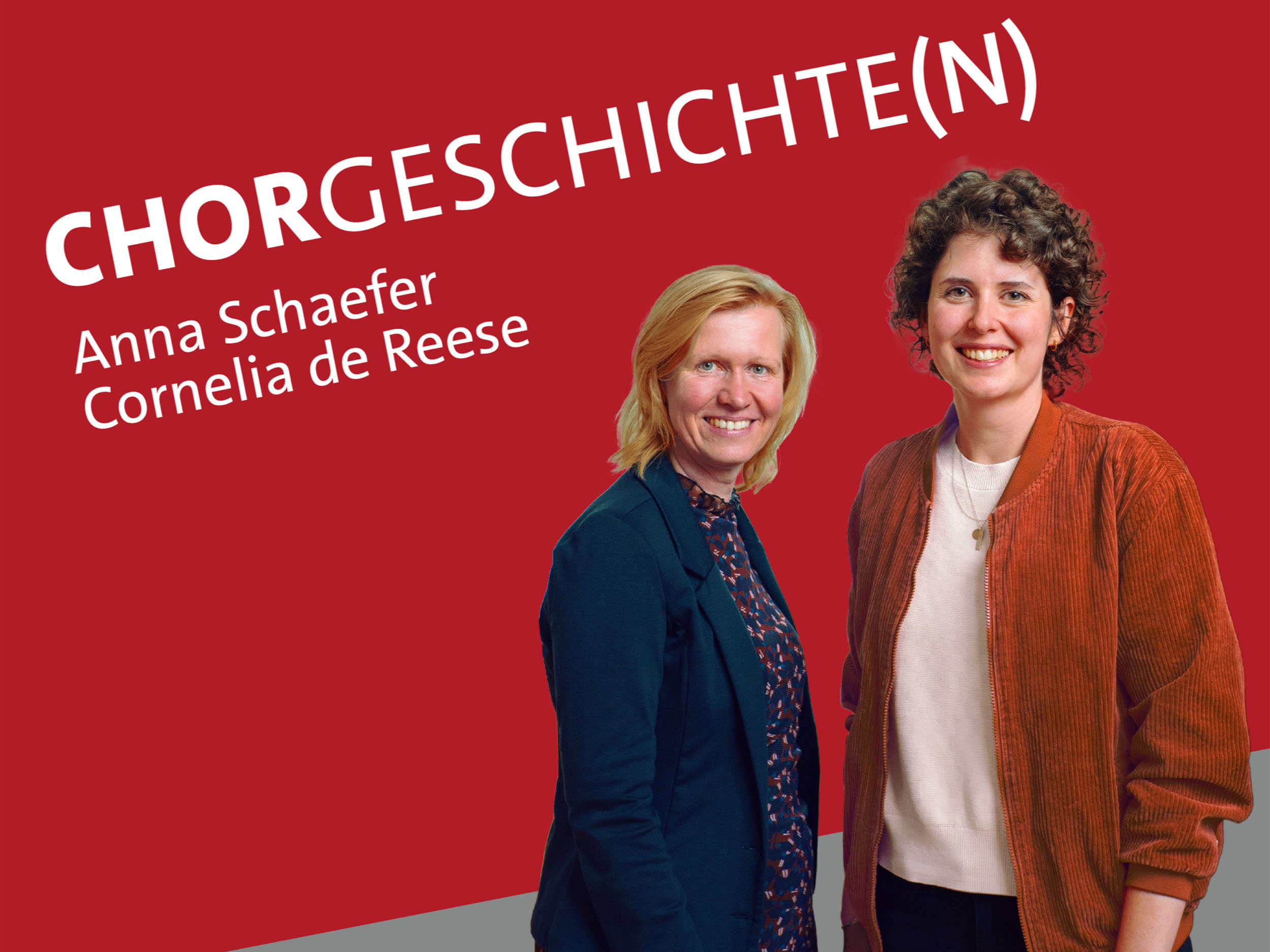 Zwei Frauen, die Gesprächspartnerinnen des Podcasts, stehen vor einem roten Hintergrund. Eine hat blonde glatte Haare, die andere dunkle Locken.