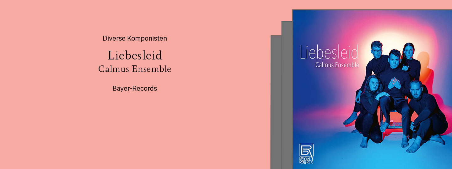 5 Menschen haben sich vor einem blauen Hintergrund positioniert. Einer sitzt in der Mitte auf einem Stuhl, die anderen knien und stehen drumherum. Ein gelbes und pinkes Licht erhellt den Hintergrund hinter den Menschen