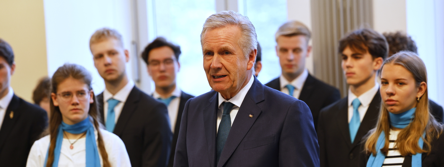 Der Präsident des Deutschen Chorverbands Christian Wulff steht vor den jungen Mitgliedern des Juventis Jugendchores Celle und hält eine Rede.