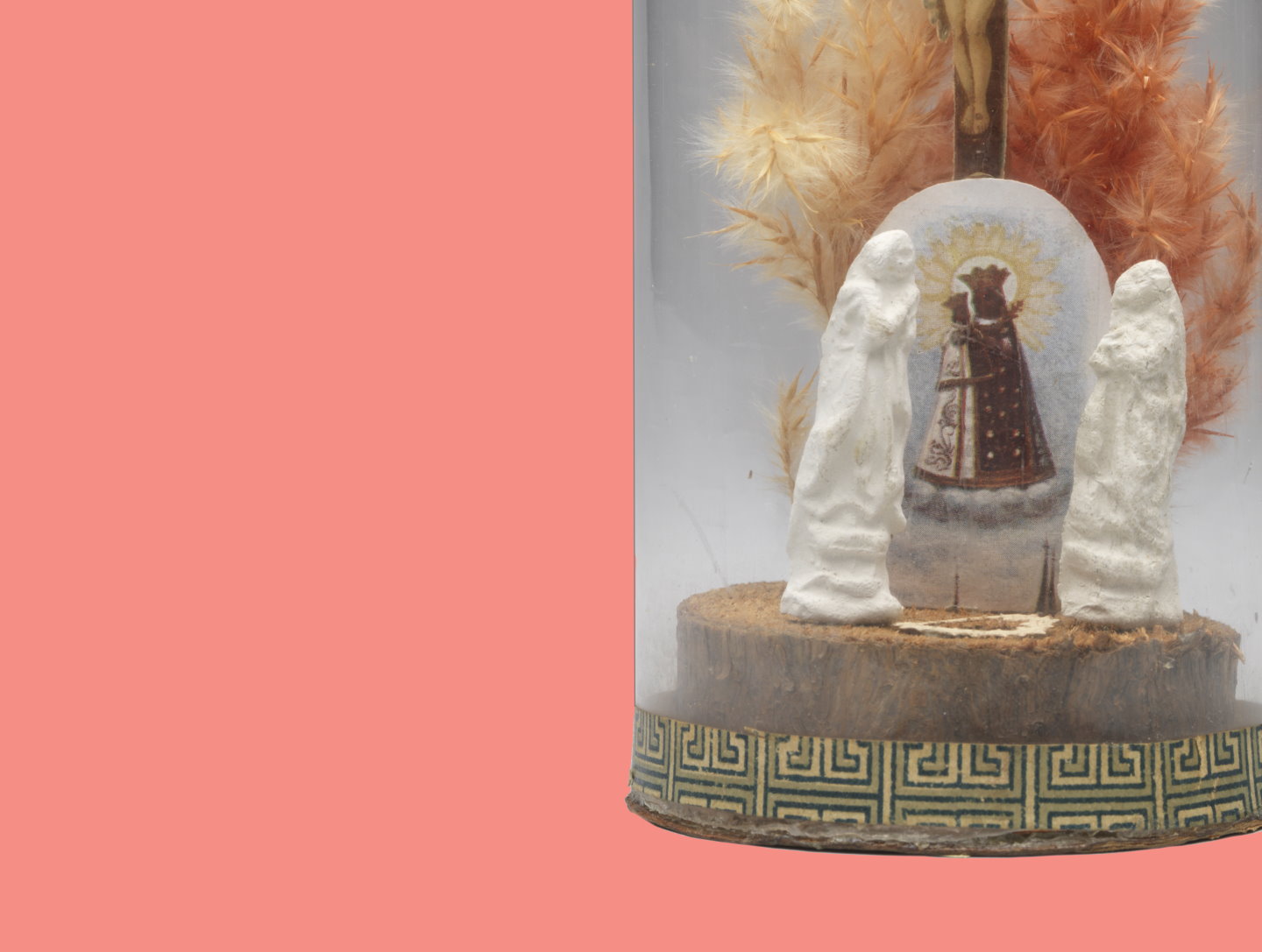 Die trauernde Mutter Gottes am Kreuz, als Miniatur in einem Glaskolben montiert