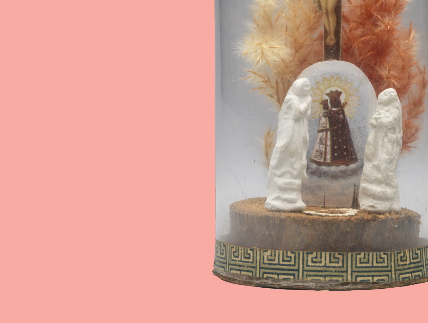 Die trauernde Mutter Gottes am Kreuz, als Miniatur in einem Glaskolben montiert