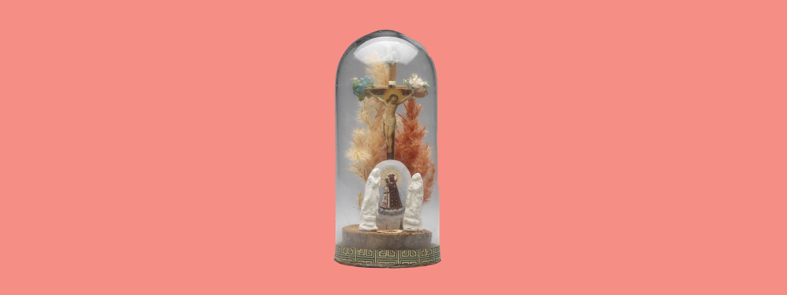 Die trauernde Mutter Gottes am Kreuz, als Miniatur in einem Glaskolben montiert