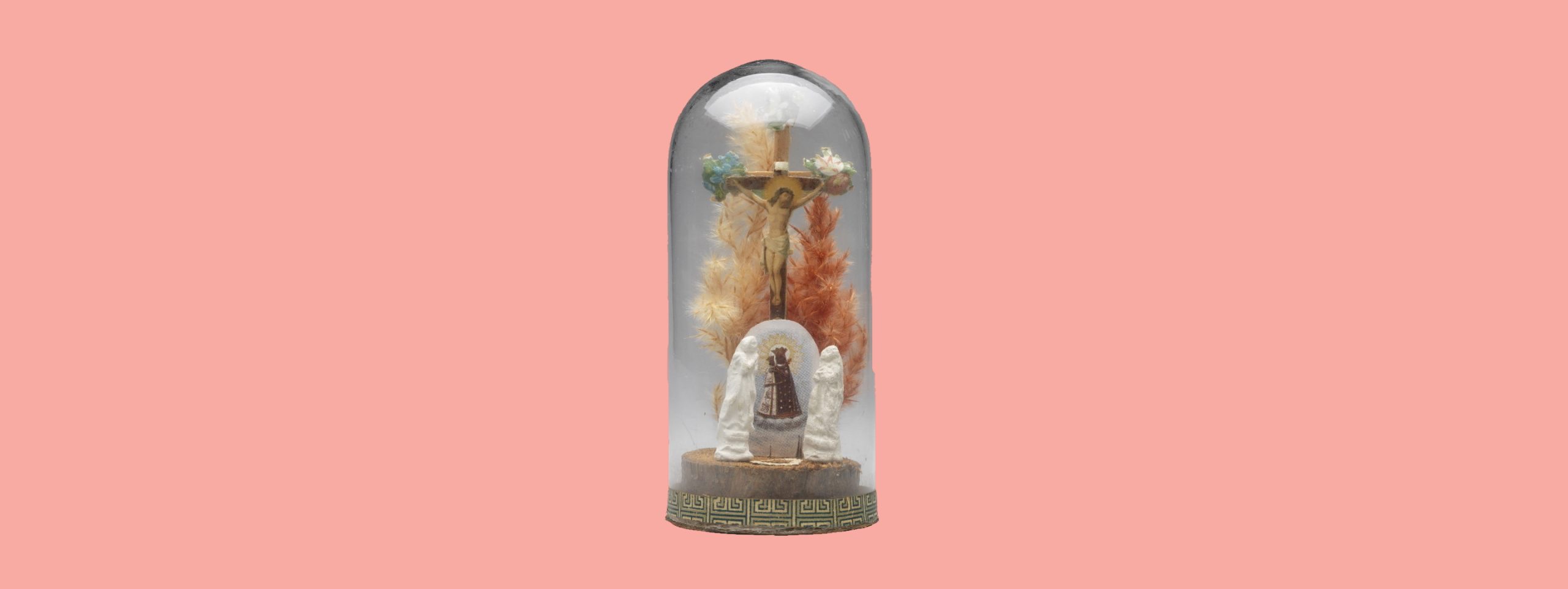 Die trauernde Mutter Gottes am Kreuz, als Miniatur in einen Glaskolben montiert.