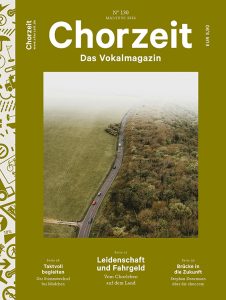 Ein olivgrünes Cover der Zeitschrift Chorzeit. Darauf ist eine Luftbildaufnahme von einer Straße, die an Bäumen und Wiesen vorbei in den Nebel führt.