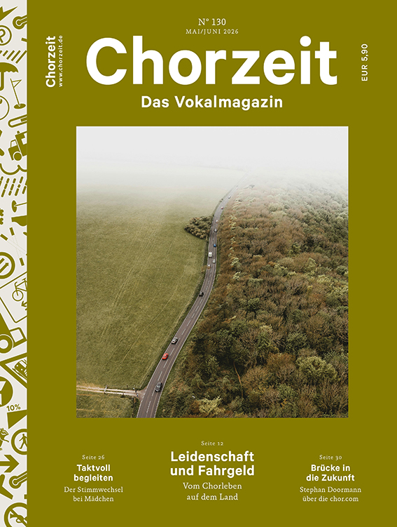 Ein olivgrünes Cover der Zeitschrift Chorzeit. Darauf ist eine Luftbildaufnahme von einer Straße, die an Bäumen und Wiesen vorbei in den Nebel führt.