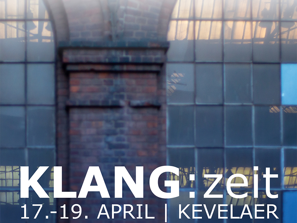 Ein altes Industriegebäude ist abgebildet mit Backsteinwänden und milchigen Fenstern. Darunter steht in weißer Schrift Klangzeit und 17.-19. April in Kevelar