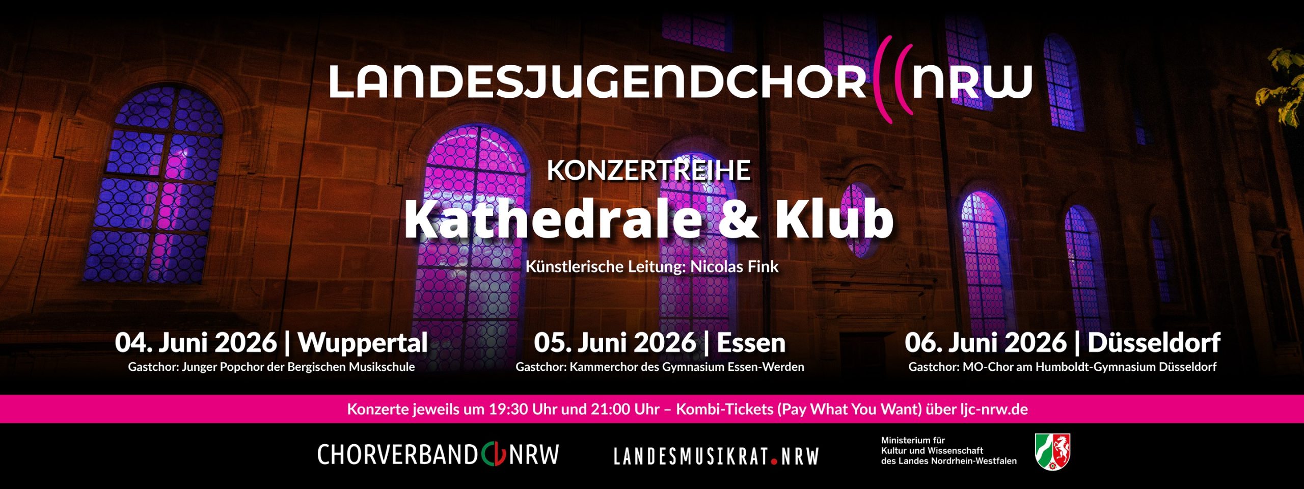 Im Hintergrund ist eine Backsteinmauer mit lila angestrahlten Kirchenfenstern zu sehen. In weißer Schrift steht darauf Kathedrale und Klub