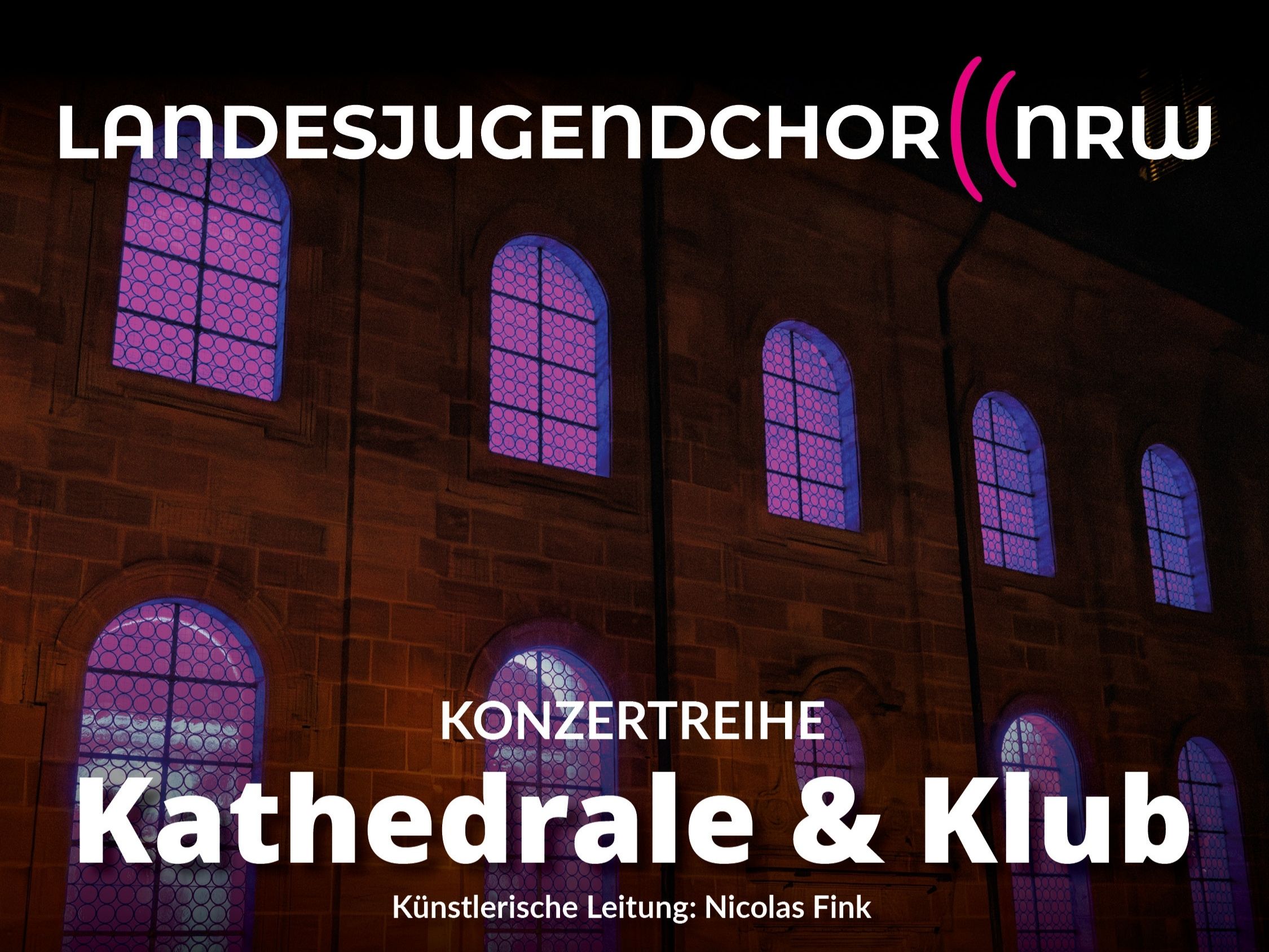 Im Hintergrund ist eine Backsteinmauer mit lila angestrahlten Kirchenfenstern zu sehen. In weißer Schrift steht darauf Kathedrale und Klub