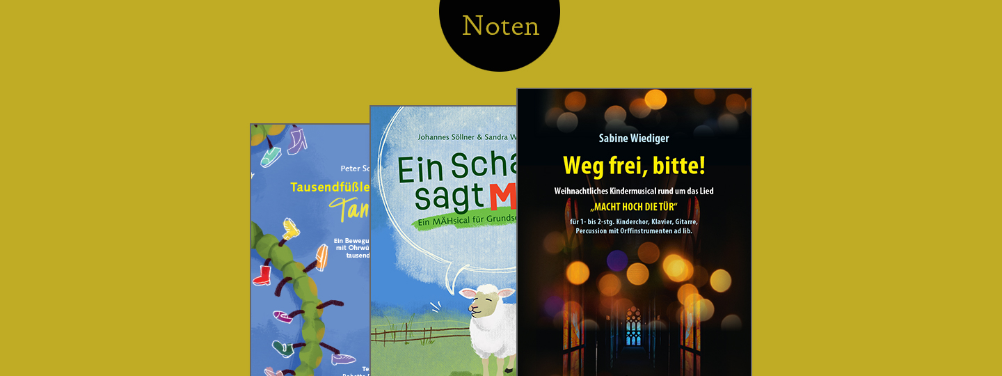 Auf grünem Hintergrund liegen drei Notenhefte. Dort sind Tausendfüßler mit bunten Schuhen, ein Schaf und ein Kirchenraum mit Lichtreflektionen abgebildet